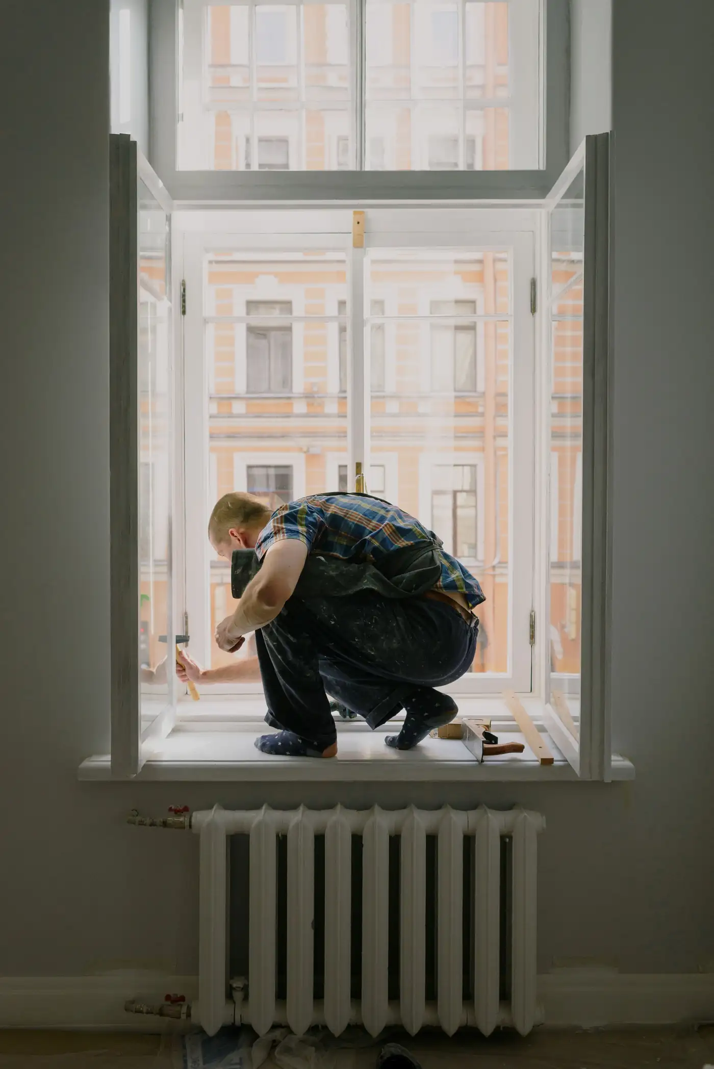 Árnyékolórendszer szállítása és szerelése a helyszínen.