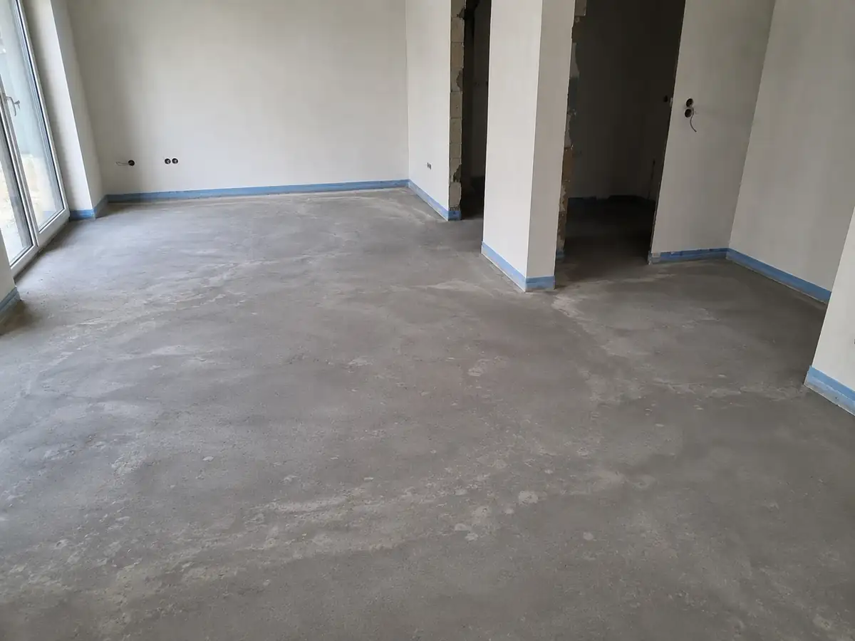 Aljzat előkészítése és szintezése burkolás előtt.