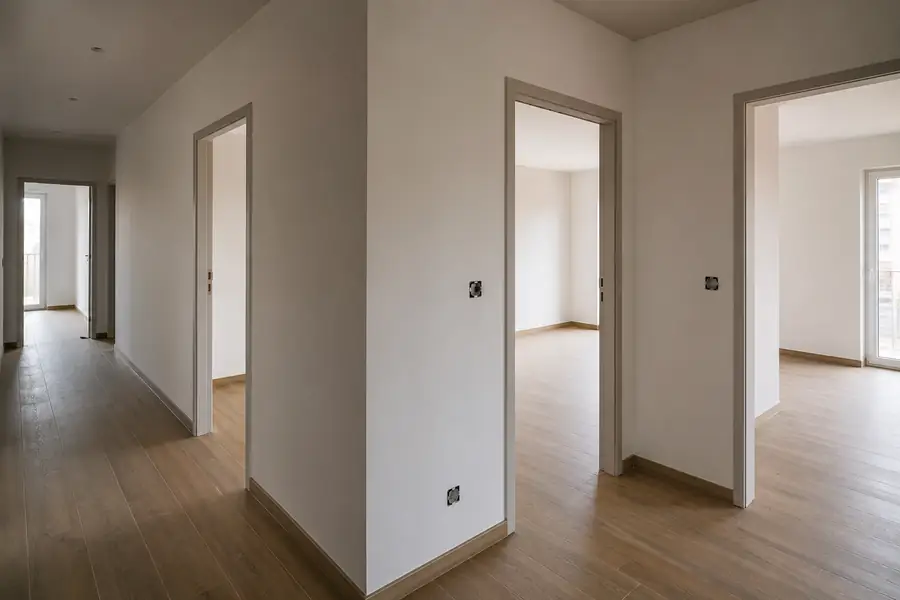 Elkészült gipszkarton válaszfal lakótérben.